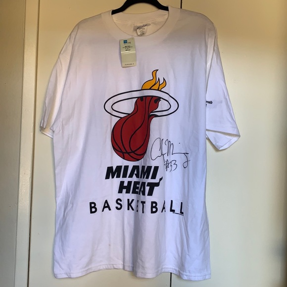 🎉3X HOST PICK🎉 Alonzo Mourning Autographed Miami Heat T-Shirt - Picture 2 of 7